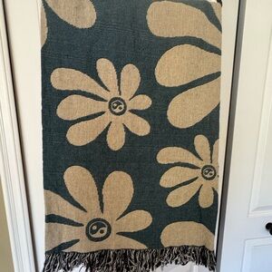 Slowtide ying & yang daisy/Floral Patterned Throw Blanket with Fringe new